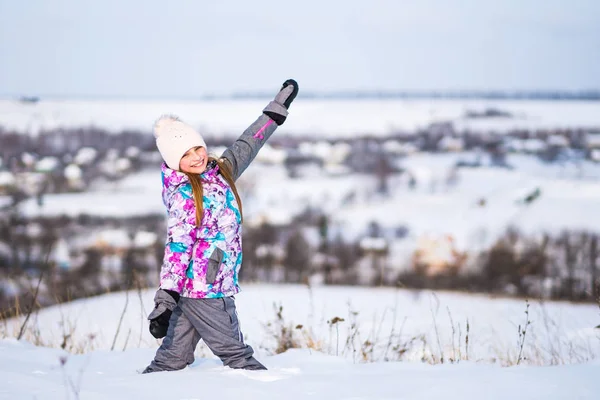 Malá holčička cítit šťastní na slunečný zimní počasí — Stock fotografie