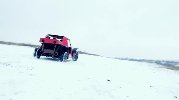 Off-road όχημα οδήγηση στο χιόνι — Αρχείο Βίντεο