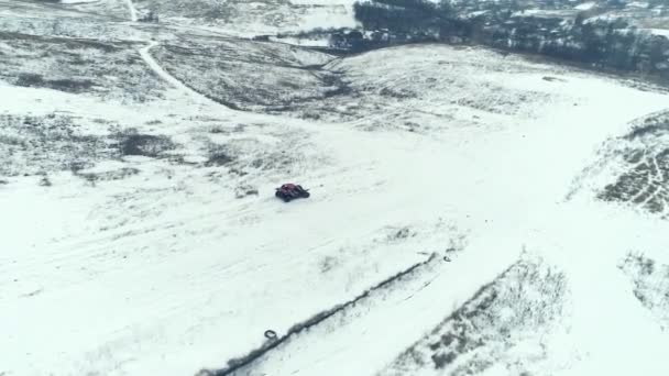 ATV όχημα μονάδες στον snowfield — Αρχείο Βίντεο