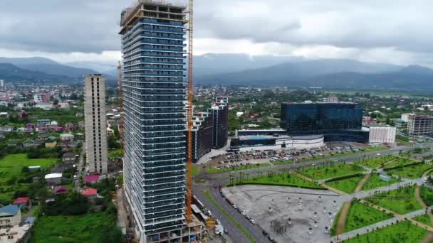Images 4k de la construction de gratte-ciel au centre-ville de Batoumi — Video