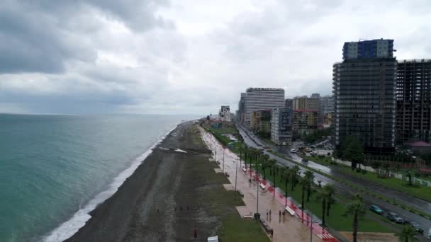 Widok z lotu ptaka Batumi w deszczowy dzień 4k strzał — Wideo stockowe