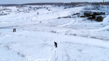 Yokuş aşağı, havadan görünümü sürme snowboarder