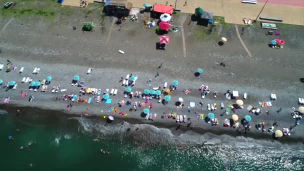 Luchtfoto van mensen ontspannen op de vakantie, Batoemi — Stockvideo