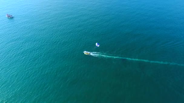 Parasailing en el mar, Batumi, Georgia — Vídeo de stock