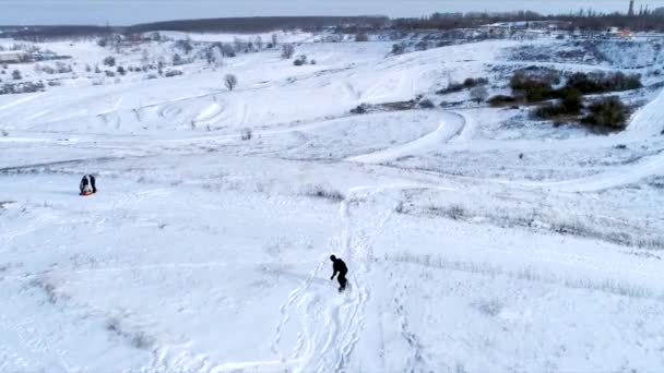 Snowboarder ιππασία κάτω στην πλαγιά, αεροφωτογραφία — Αρχείο Βίντεο