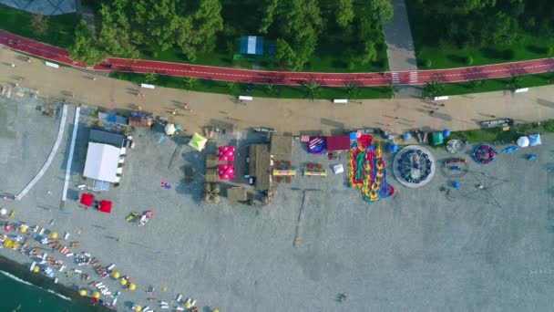 Vista aerea superiore della spiaggia con attrazioni — Video Stock