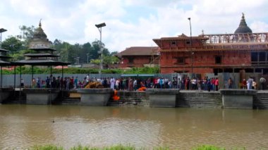 Krematoryum Bagmati Pashupatinath, yanında