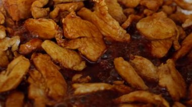 Soya sosu ile buharda tavuk parçaları