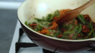 Tavuk etli taze fasulye soya sosu karıştırarak Şef