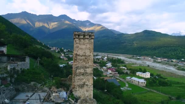 Imágenes aéreas de torres Svaneti, Mestia — Vídeos de Stock