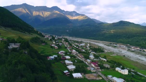 Imagens aéreas das torres Svaneti, Mestia — Vídeo de Stock