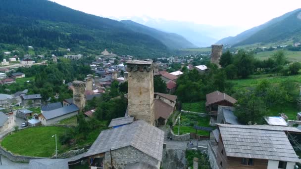 Εναέρια πλάνα από τους Svaneti πύργους, Μέστια — Αρχείο Βίντεο