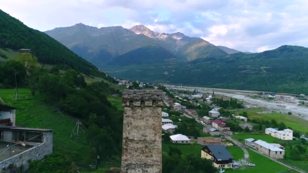 Aerial footage av Svanetien torn, Mestia — Stockvideo