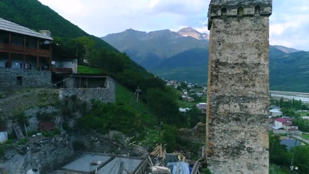 Εναέρια πλάνα από τους Svaneti πύργους, Μέστια — Αρχείο Βίντεο