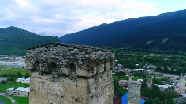 Luchtfoto beeldmateriaal van Svaneti torens, Mestia — Stockvideo