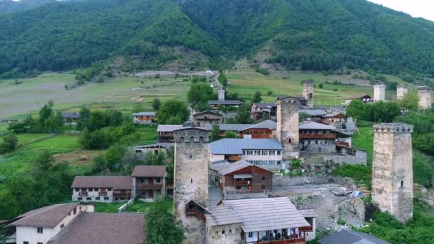 Luchtfoto beeldmateriaal van Svaneti torens, Mestia — Stockvideo