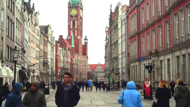 Lidé chodí vedle Gdaňsk historické muzeum — Stock video