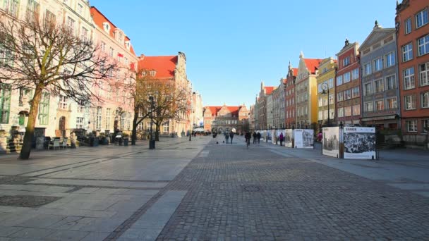 Menschen laufen am langen Marktplatz — Stockvideo