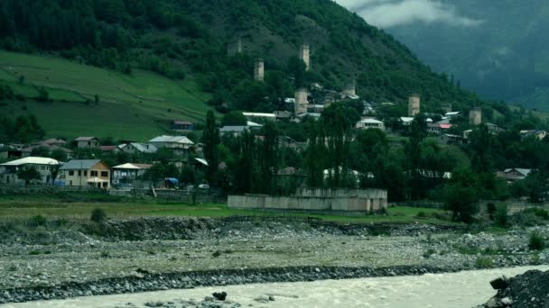 Torri Svan, prato e fiume di montagna a Mestia — Video Stock