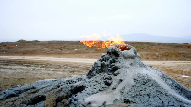Gas che brucia dal vulcano di fango a Gobustan vicino a Baku — Video Stock
