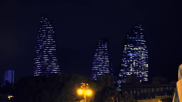 밤, 바쿠, 아제르바이잔에 밝은 화 염 타워 마천루 — 비디오