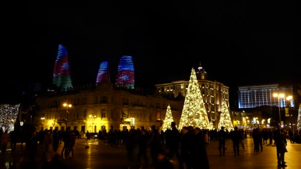 Vista sobre las torres Flsme y la plaza de Bakú en Año Nuevo — Vídeo de stock