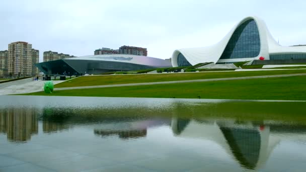 Parco vicino al centro di Heydar Aliyev in una giornata nuvolosa — Video Stock