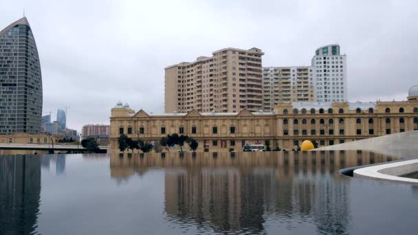 Tiro de reflexión de los edificios en el agua corriente — Vídeos de Stock