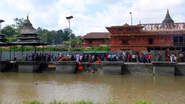 Krematorium di samping Bagmati di Pashupatinath — Stok Video