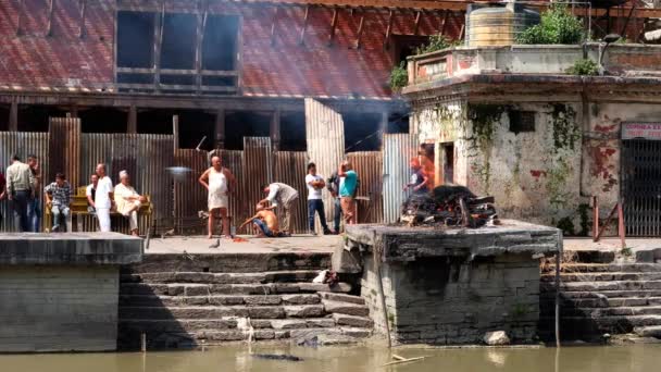 İnsanlar krematoryum Pashupatinath, yanında — Stok video