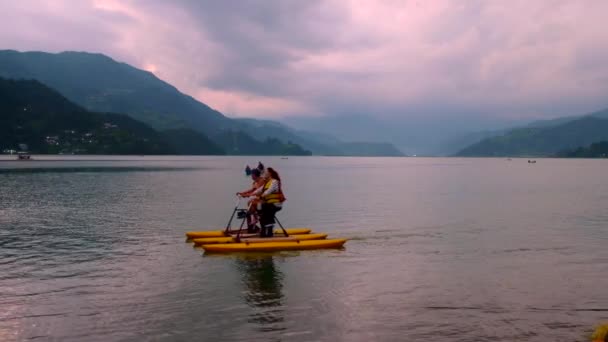 Gente en bicicleta acuática en el lago Pheva — Vídeos de Stock