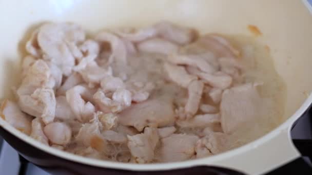 Filete de pollo friendo en la sartén — Vídeo de stock