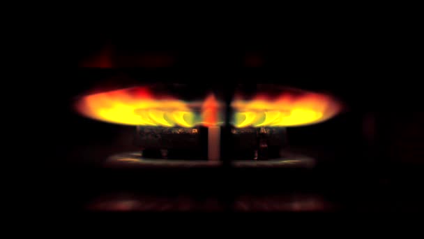 Газовая плита с желтым пламенем — стоковое видео