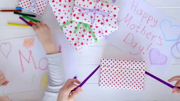 Niña envolviendo regalos para las vacaciones — Vídeos de Stock