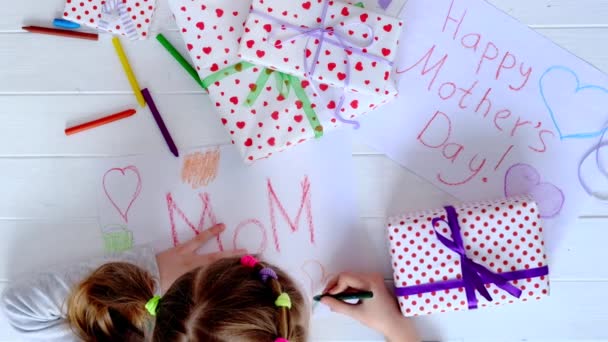 Niña pequeña dibujando una tarjeta de felicitación — Vídeos de Stock