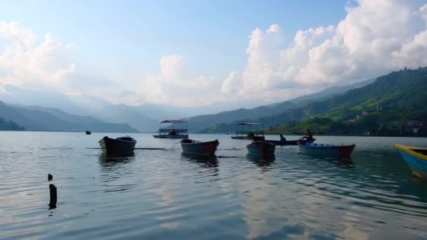 Barcos atados en el lago Pheva — Vídeos de Stock