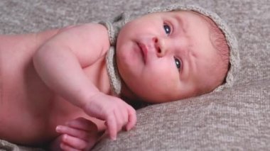 Merakla ararken küçük yeni doğan bebek