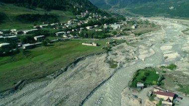 Nehir ve Mestia Köyü Svan Kuleli havadan görünümü