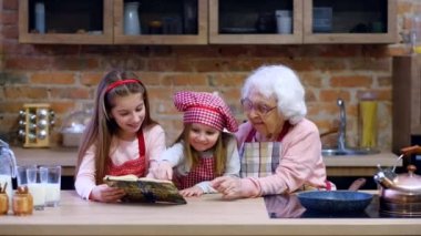 Büyükanne ile iki granddaughters tarifi okuma