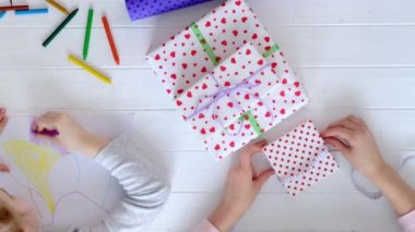 Küçük kız için tatil hediye sarma