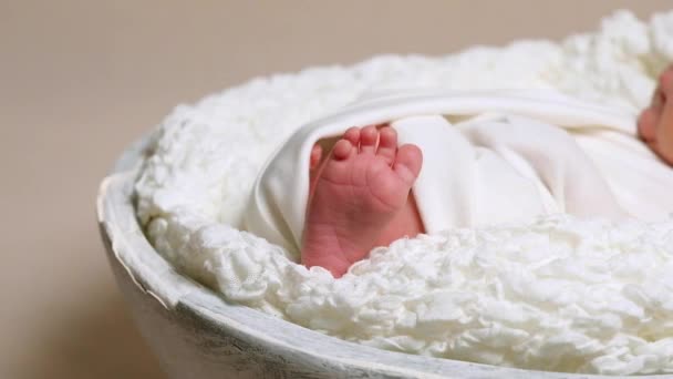 Yeni doğan bebek beyaz battaniye içinde çıplak ayak — Stok video