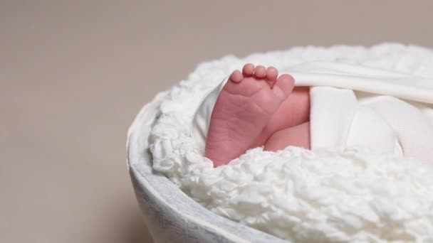 Босые ноги новорожденного ребенка в белом одеяле — стоковое видео