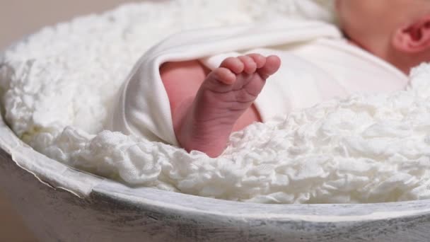 Blote voeten van pasgeboren baby in witte deken — Stockvideo