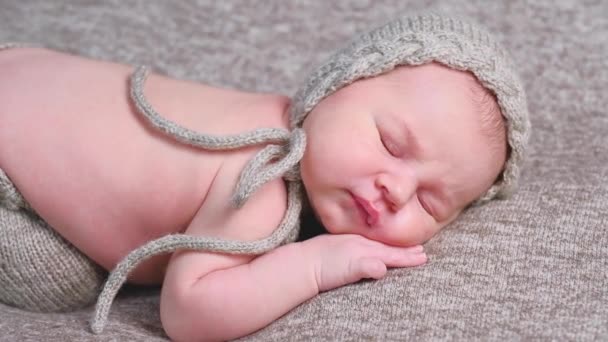 Lindo niño recién nacido dormido en una manta suave — Vídeo de stock