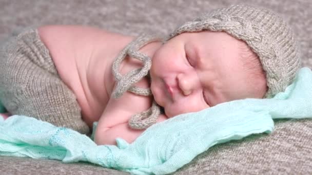 Lindo niño recién nacido dormido en una manta suave — Vídeo de stock