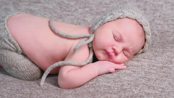 Милый спящий новорожденный на мягком одеяле — стоковое видео