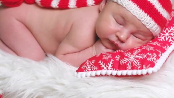 Portrait de bébé nouveau-né endormi au crochet Santa — Video