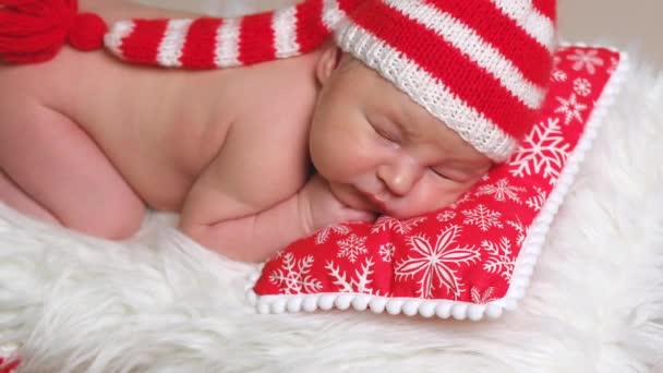 Портрет спящего новорожденного в вязании Санта-Клауса — стоковое видео