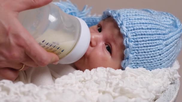 Matka, krmení se novorozené dítě s lahví mléka — Stock video