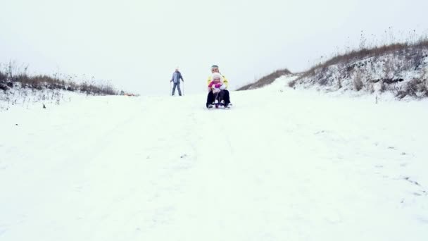 Mamma e figlia slittino da una collina — Video Stock